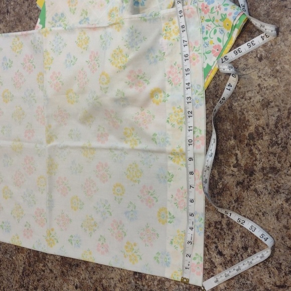 Lot of 4 pillowcases. Two sets of two. Floral. - Picture 2 of 10